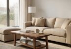 Canapé en tissu beige durable dans un salon lumineux et moderne