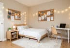 Chambre d adolescent lumineuse avec murs neutres, lit en bois, panneau en liège avec photos et guirlandes lumineuses