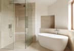 Salle de bain moderne avec douche à l'italienne en pierre et baignoire blanche