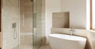 Salle de bain moderne avec douche à l'italienne en pierre et baignoire blanche