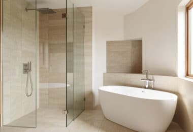 Salle de bain moderne avec douche à l'italienne en pierre et baignoire blanche