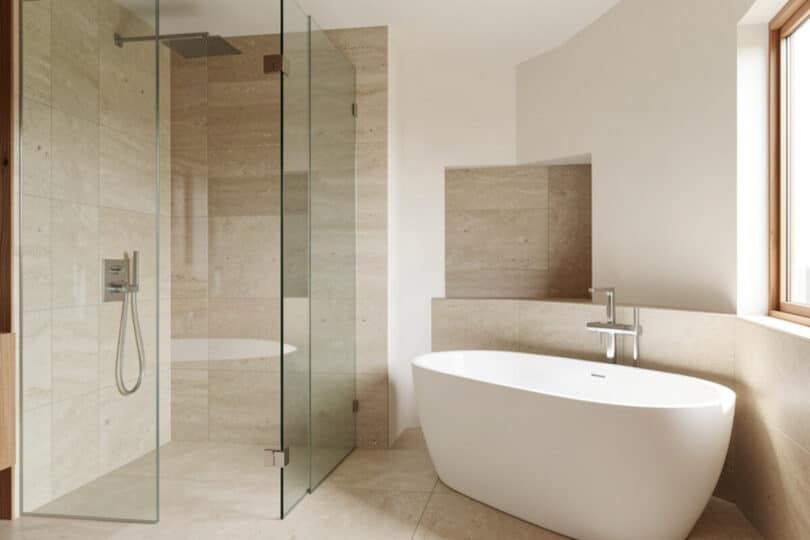 Salle de bain moderne avec douche à l'italienne en pierre et baignoire blanche