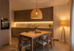 Pièce moderne avec suspension en rotin au-dessus d une table, spots LED encastrés et lampadaire d appoint créant une ambiance chaleureuse