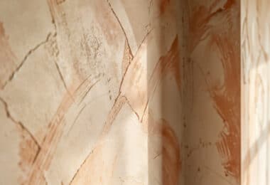 Mur recouvert de peinture effet chaux au rendu minéral, mat et lumineux